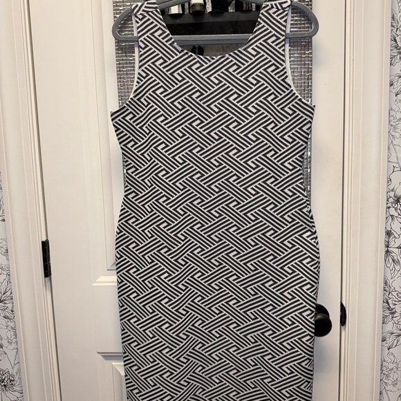 RD Style Black and White Patterned Midi Dress NWOT - Picture 4 of 8
